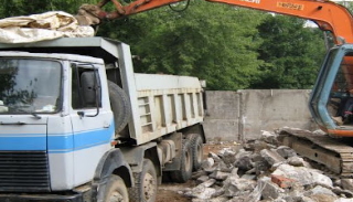 Вывоз строительного мусора с участка в Ачинске недорого от 1534 руб. | 2Землекопа-Чнс